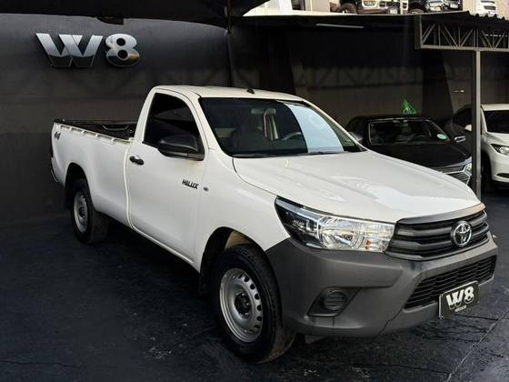 TOYOTA HILUX 2.8 D-4D TURBO DIESEL CS 4X4 MANUAL TOYOTA HILUX 2.8 D-4D TURBO DIESEL CS 4X4 MANUAL